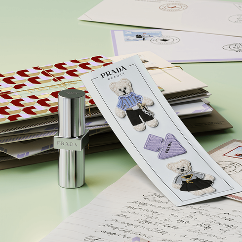 ホリデー製品を含む、プラダビューティ製品を2点以上ご購入のお客様に、オリジナル ステッカーをプレゼント。